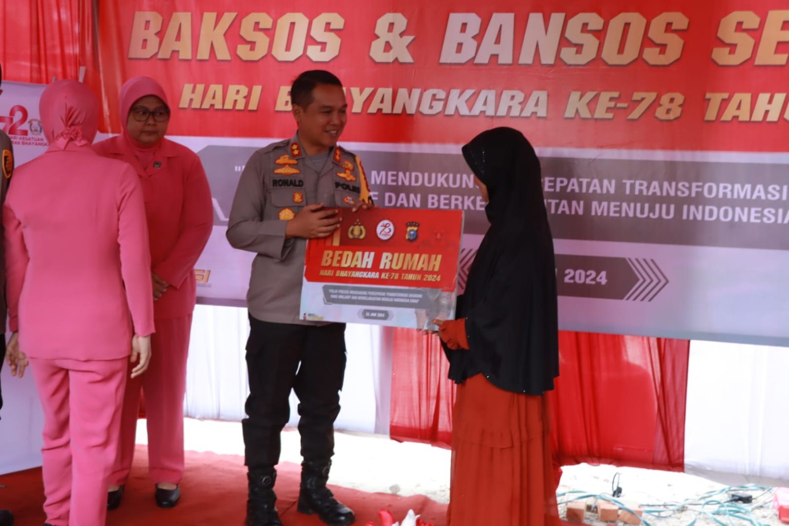 Baksos Dan Bansos Serentak Polres Kampar Tinjau Bedah Rumah Warga Pulau Rambai